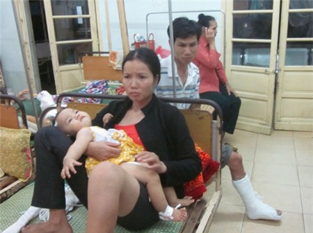 tai nạn kinh hoàng, hoảng loạn, 6 người, gia đình, thoát chết, xe khách, Nghệ An