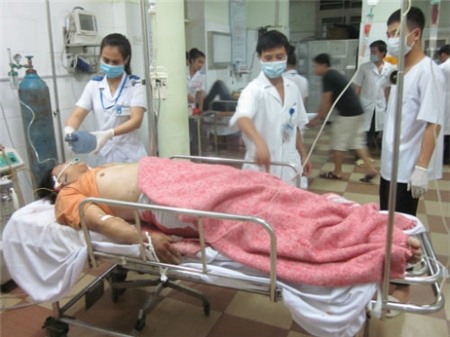 tai nạn kinh hoàng, hoảng loạn, 6 người, gia đình, thoát chết, xe khách, Nghệ An