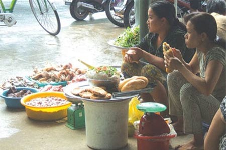 Bố nhậu lòng lợn thối, con ăm bim bim Trung Quốc