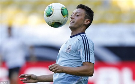 Ozil nghiện chuyện... phòng the