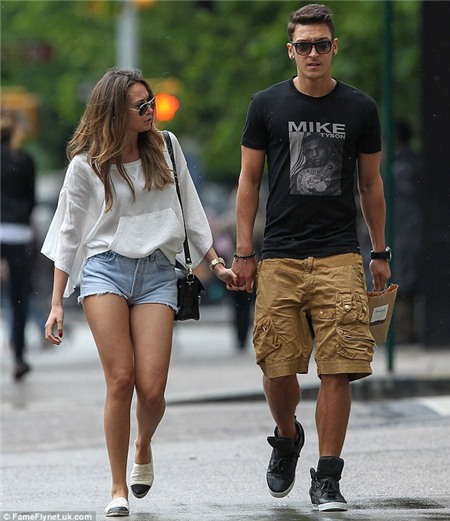 Ozil mang cô bạn gái Mandy Capristo cùng tới London