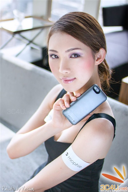 Ốp lưng iPhone 5 đẹp lạ trên tay người mẫu