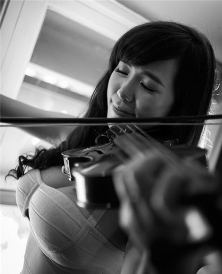 Điểm mặt những cô nàng ngực “khủng” tai tiếng trên facebook 10