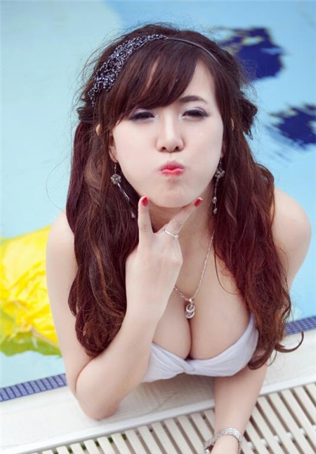 Điểm mặt những cô nàng ngực “khủng” tai tiếng trên facebook 14