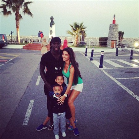 Tổ ấm của sao Arsenal và người mẫu Ludivine hạnh phúc với hai cậu con trai đáng yêu. Ảnh: FFR.