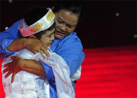 Hình ảnh mẹ con Quang Anh ôm nhau trên sân khấu là một trong những câu chuyện