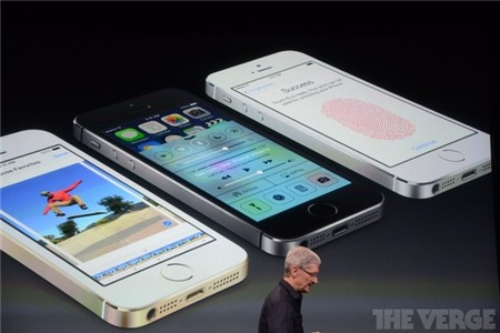 TimCook_iPhone5S.jpg