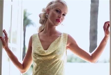 Sao Reading khoe vợ Nga “tóc vàng hoe” xinh như mộng