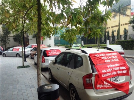 Việc thu phí trông giữ xe tại Golden Westlake theo giá dịch vụ đã khiến các cư dân phản đối dữ dội.