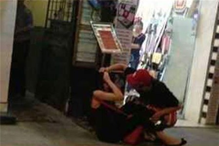 Sốc: Andrea bị Yanbi đánh đập giữa phố - 1