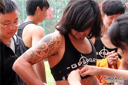 Bắt chước Ibrahimovic, dàn cầu thủ Trung Quốc cũng mặc “áo ngực” 3