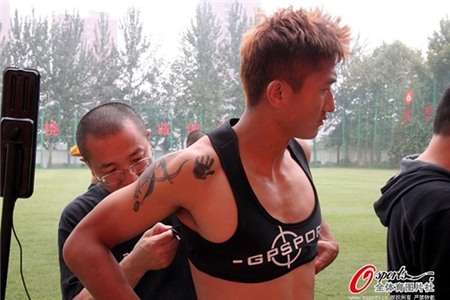 Bắt chước Ibrahimovic, dàn cầu thủ Trung Quốc cũng mặc “áo ngực” 4