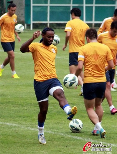 Bắt chước Ibrahimovic, dàn cầu thủ Trung Quốc cũng mặc “áo ngực” 8