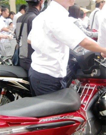 Nhiều cô cậu học trò dùng việc học của mình để ra giá với bố mẹ để đổi điện thoại, xe máy.