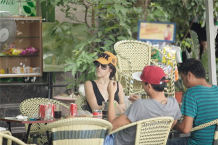 Andrea lạnh lùng gặp mặt Yanbi và bạn bè - 1