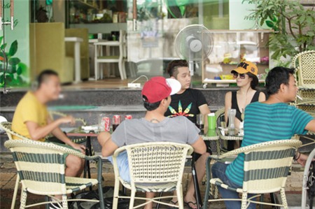 Andrea lạnh lùng gặp mặt Yanbi và bạn bè - 2