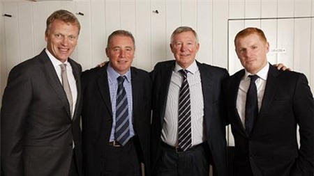 Sir Alex (thứ 2 từ bên phải) và người kế nhiệm David Moyes (ngoài cùng bên trái) cùng tham dự sự kiện ở Glasgow