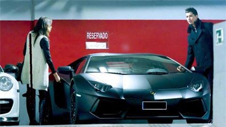 Cristiano Ronaldo (phải) đứng bên chiếc siêu xe Lamborghini LP700-4 Aventador