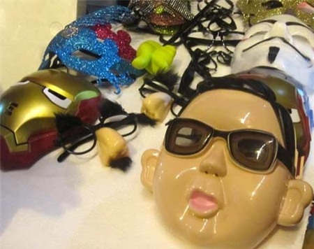 Những món đồ chơi in hình chàng ca sỹ Psy nổi tiếng với điệu Gangnam Style đình đám.