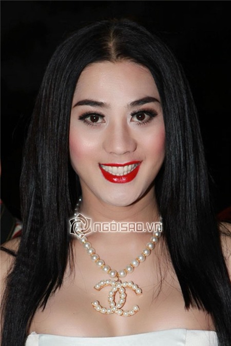 Lâm Chi Khanh mặt cứng đơ 