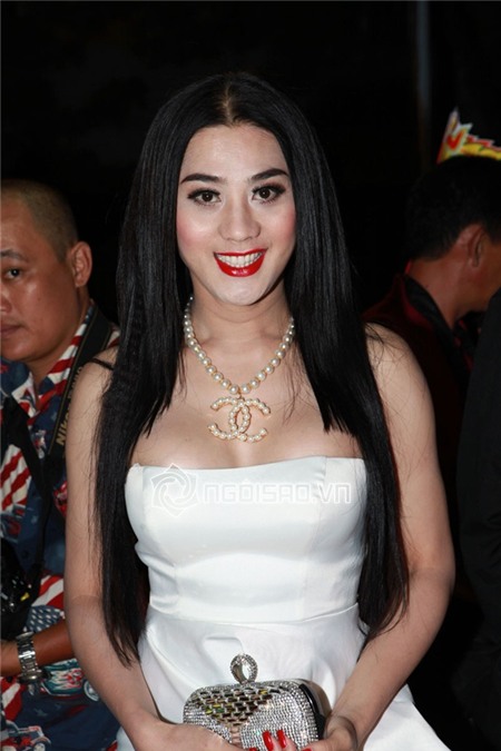 Lâm Chi Khanh mặt cứng đơ