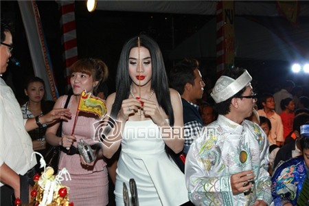 Lâm Chi Khanh mặt cứng đơ