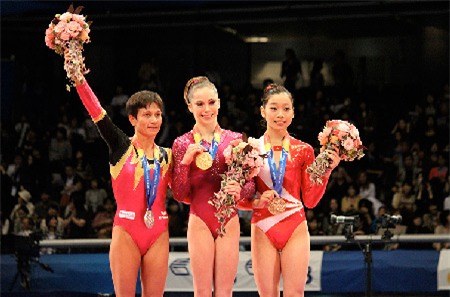 Phan Thị Hà Thanh (ngoài cùng bên phải) đoạt HCĐ nhảy chống thế giới
