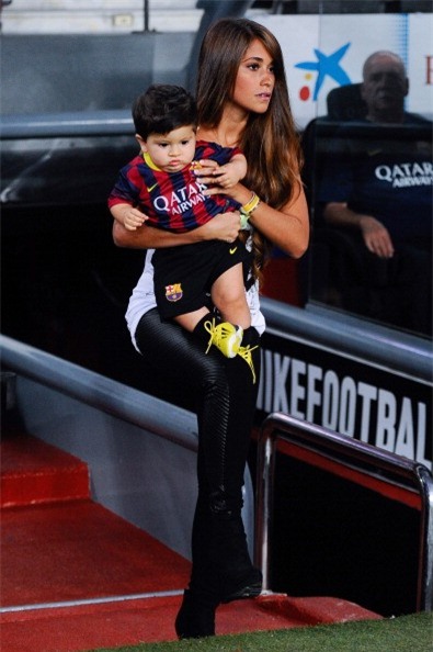Người đẹp Antonella Roccuzzo và cậu nhóc Thiago Messi bước ra đường pitch trước trận đấu giữa Barca và Sociedad.