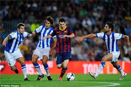 Trong khi đó Messi dù bị đối phương chăm sóc rất kỹ...