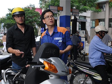 “Lên nhanh, xuống chậm” đã trở thành “căn bệnh trầm kha” của giá xăng dầu trong nước.