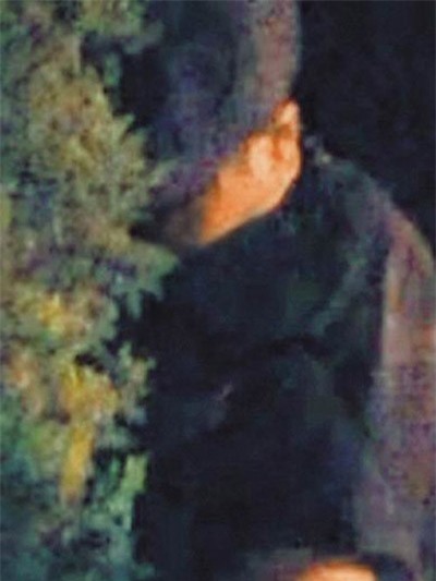 Trần Khôn bị bắt gặp 'tè bậy' ngoài đường | Trần Khôn,Trần Khôn tè bậy,Trần Khôn vô duyên,Trần Khôn tè ngoài đường