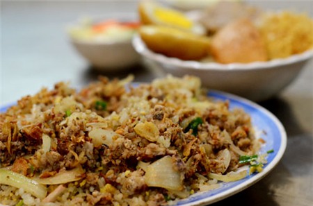 Xôi chả cua và cơm rang cua là hai món được ưa chuộng nhất của quán. Ảnh: An Thy