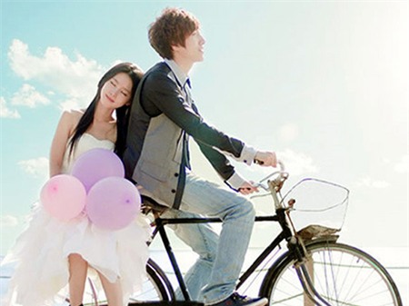 Sự quan tâm một cách tế nhị, đúng lúc sẽ vun đắp tình cảm đôi lứa càng thêm bền chặt (Ảnh minh hoạ)