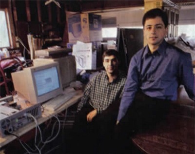 Sergey Brin (phải) và Larry Page bên trong gara nơi thành lập Google