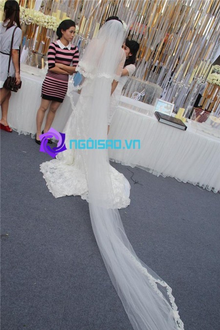 Trực tiếp: Cận cảnh váy cưới của cô dâu Ngọc Thạch chiều nay  | Phạm Ngọc Thạch,đám cưới Ngọc Thạch,đám cưới Ngọc Thạch ở Hà Nội