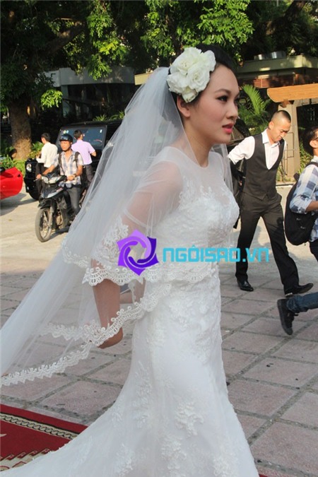 Trực tiếp: Cận cảnh váy cưới của cô dâu Ngọc Thạch chiều nay  | Phạm Ngọc Thạch,đám cưới Ngọc Thạch,đám cưới Ngọc Thạch ở Hà Nội