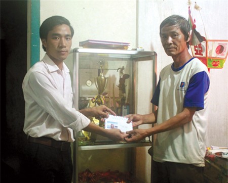 Sau khi thắp một nén hương lên bàn thờ và thay mặt Ban biên tập Báo Giao thông, chúng tôi trao tận tay số tiền 5 triệu đồng cho gia đình nạn nhân.