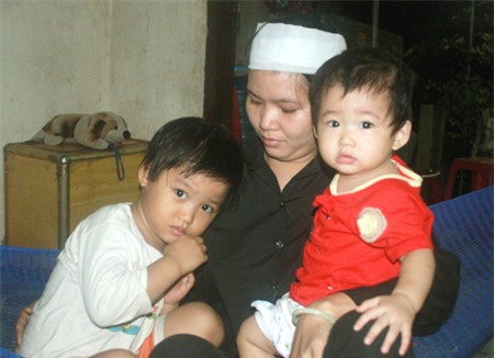 Vợ và hai con kình ngư Xuân Hiền