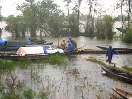 Gia cố thuyền, bè cho chắc chắn để tránh hư hại.