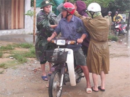Di dân lên vùng an toàn ở Hà Tĩnh
