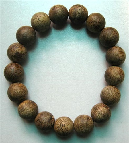 Đại gia dùng trầm hương chiêu tài dẫn lộc 1