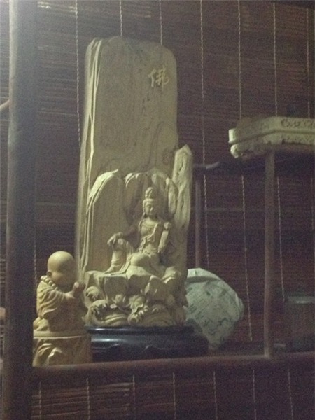 Đại gia dùng trầm hương chiêu tài dẫn lộc 2