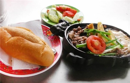 Thưởng thức bánh mì bít tết ngon ngày mát trời 1