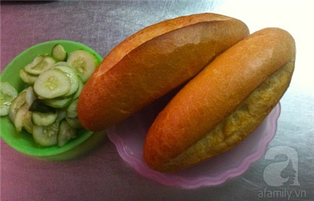 Thưởng thức bánh mì bít tết ngon ngày mát trời 11