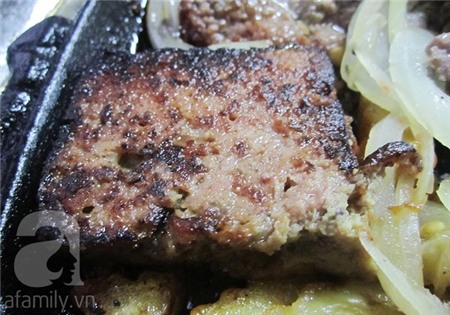 Thưởng thức bánh mì bít tết ngon ngày mát trời 12