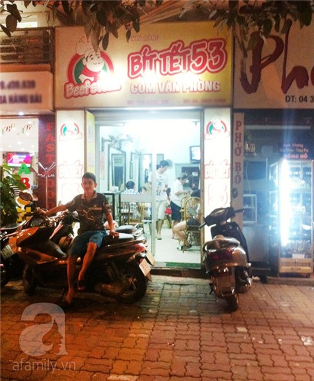 Thưởng thức bánh mì bít tết ngon ngày mát trời 14