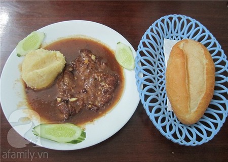 Thưởng thức bánh mì bít tết ngon ngày mát trời 16