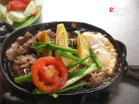 Thưởng thức bánh mì bít tết ngon ngày mát trời 2