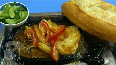 Thưởng thức bánh mì bít tết ngon ngày mát trời 21