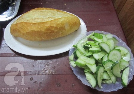 Thưởng thức bánh mì bít tết ngon ngày mát trời 7